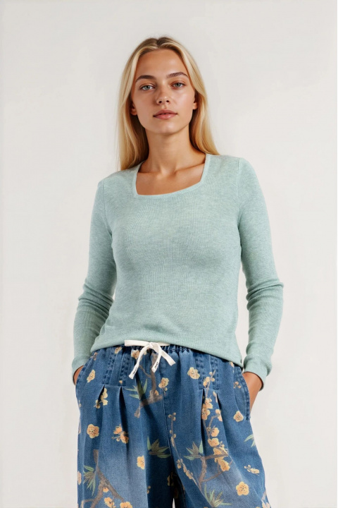 Дамски пуловер от много фино плетиво в зелено с квадратно деколте