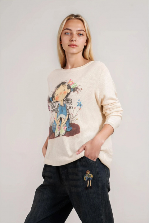 Дамски пуловер в цвят екрю с цветна щампа и надпис