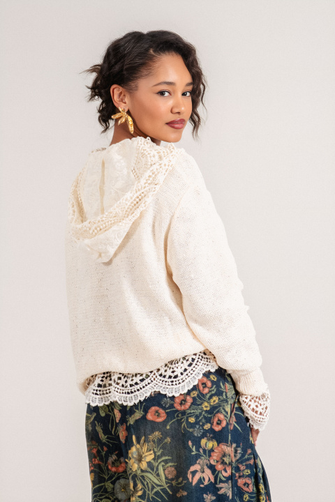 Дамски пуловер в цвят екрю със ситни пайети