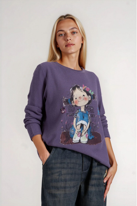 Дамски пуловер в лилав цвят с цветна щампа и надпис