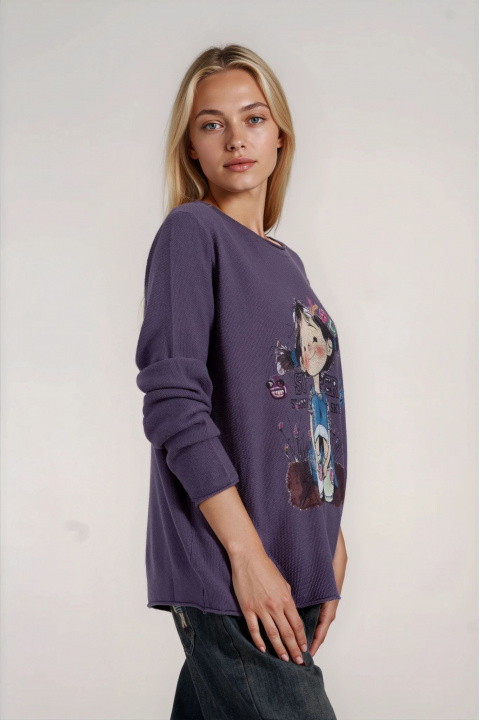 Дамски пуловер в лилав цвят с цветна щампа и надпис