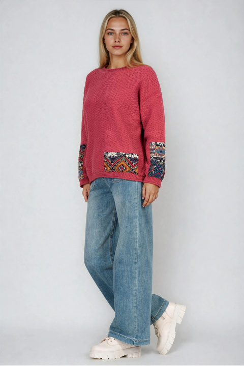 Дамски пуловер в розово от едро релефно плетиво с цветна апликация