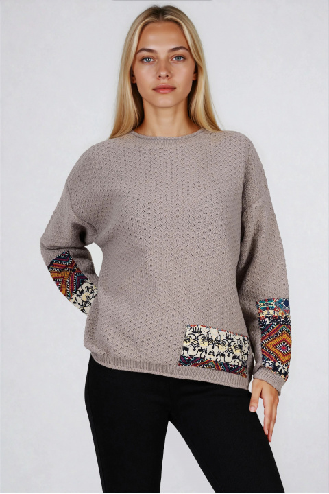 Дамски пуловер в сиво от едро релефно плетиво с цветна апликация