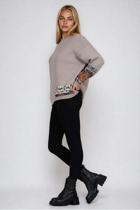 Дамски пуловер в сиво от едро релефно плетиво с цветна апликация