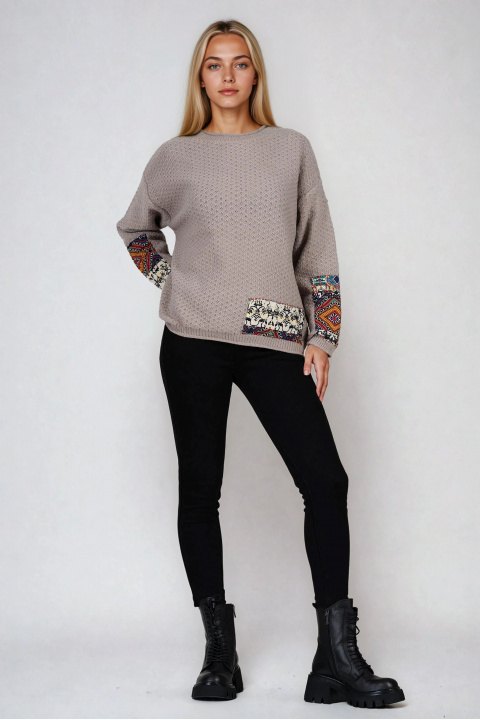 Дамски пуловер в сиво от едро релефно плетиво с цветна апликация