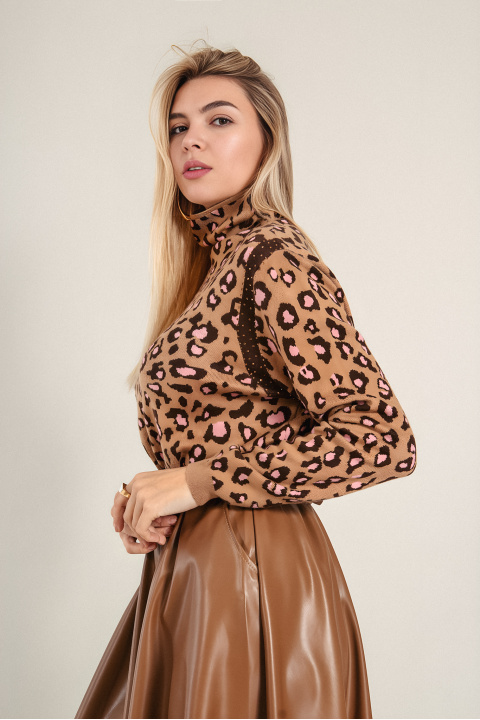 Дамски пуловер в светлокафяво с леопардов принт и поло яка