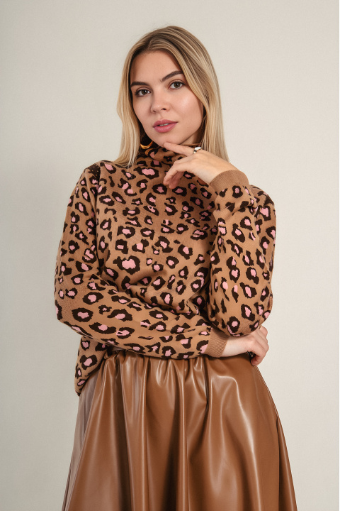 Дамски пуловер в светлокафяво с леопардов принт и поло яка