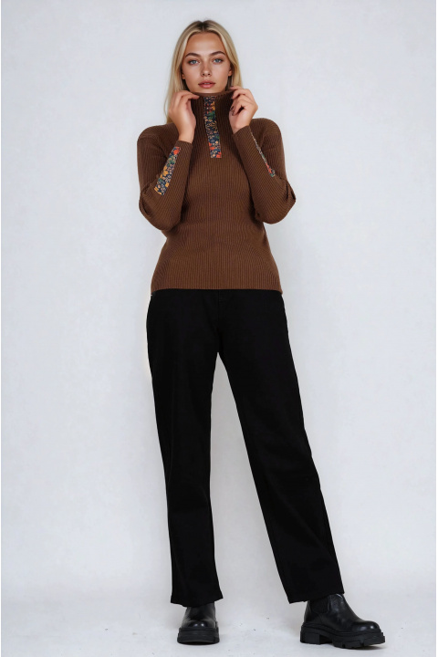 Дамски рипсен пуловер в кафяв цвят с флорални апликации