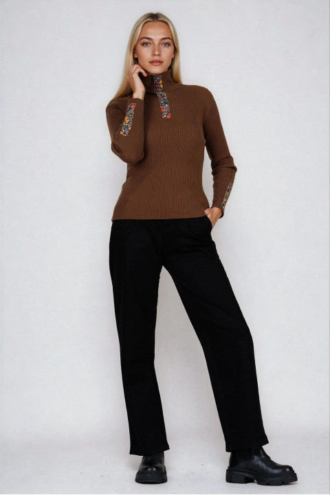 Дамски рипсен пуловер в кафяв цвят с флорални апликации