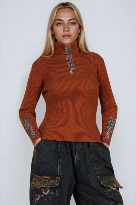 Дамски рипсен пуловер в оранжев цвят с флорални апликации