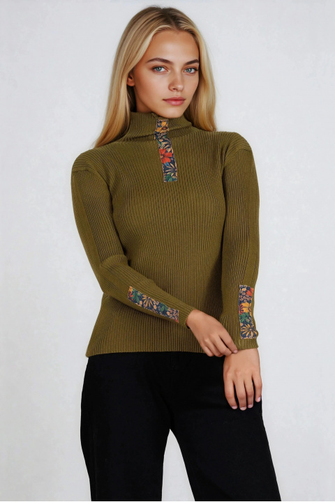 Дамски рипсен пуловер в зелен цвят с флорални апликации