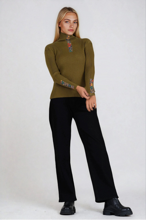 Дамски рипсен пуловер в зелен цвят с флорални апликации