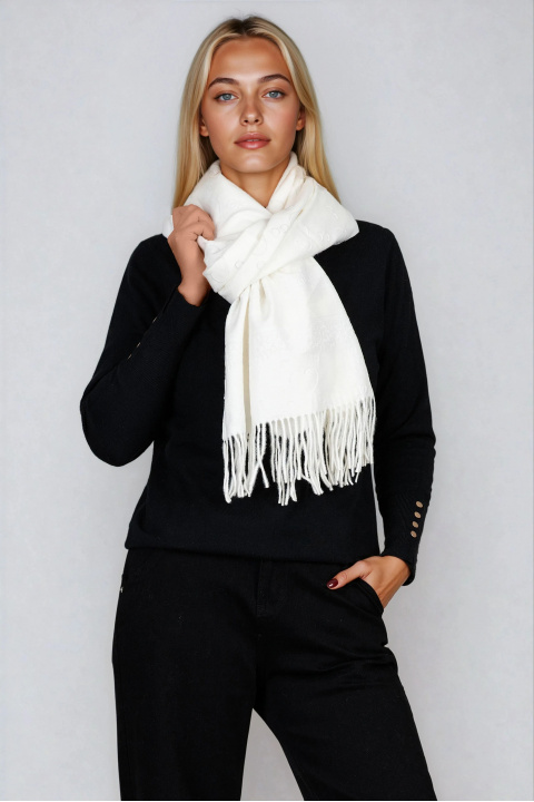 Дамски шал с вълна в бяло с релефни сърца