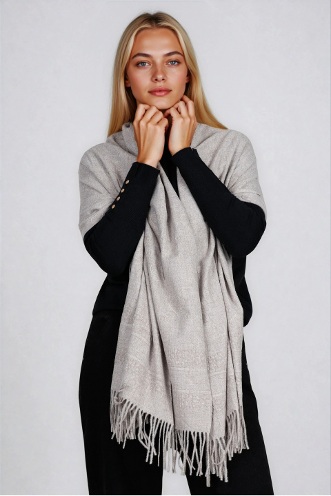 Дамски шал с вълна в сиво с релефни сърца