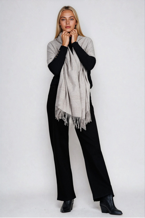 Дамски шал с вълна в сиво с релефни сърца