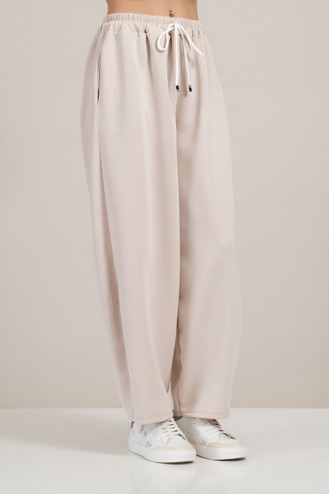 Дамски широк панталон в светлобежово с еластична талия и връзки