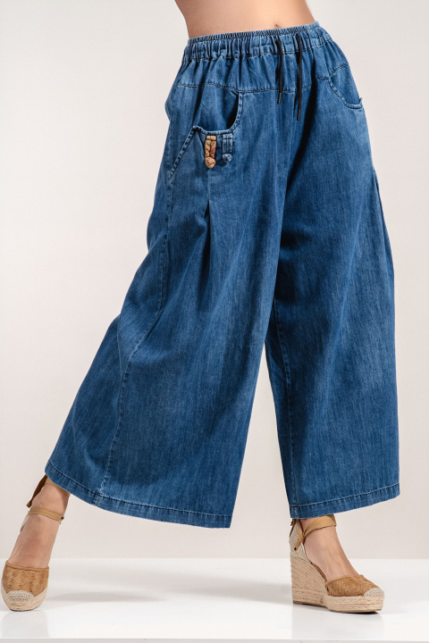 Дамски широки дънки в син деним с еластична талия и декоративни детайли