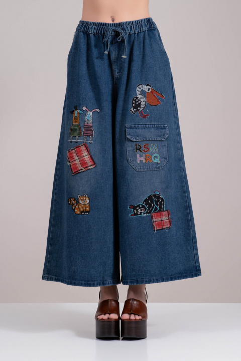 Дамски широки дънки в синьо с бродирани животни и ластична талия с връзки