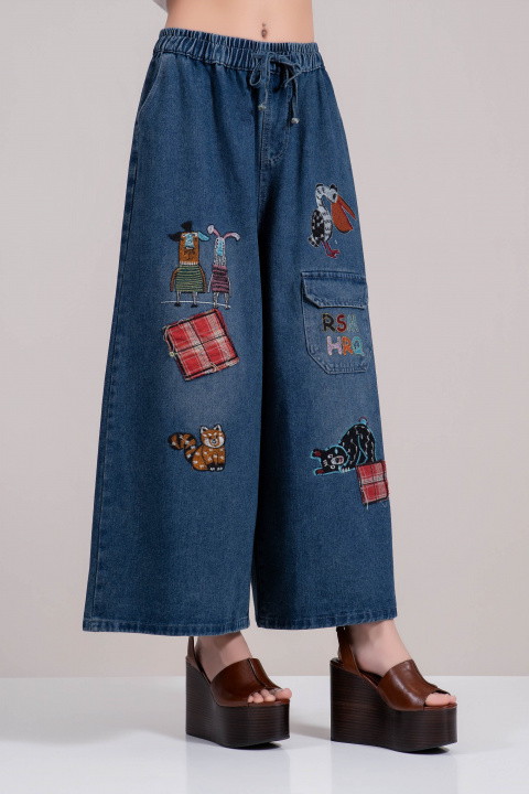 Дамски широки дънки в синьо с бродирани животни и ластична талия с връзки