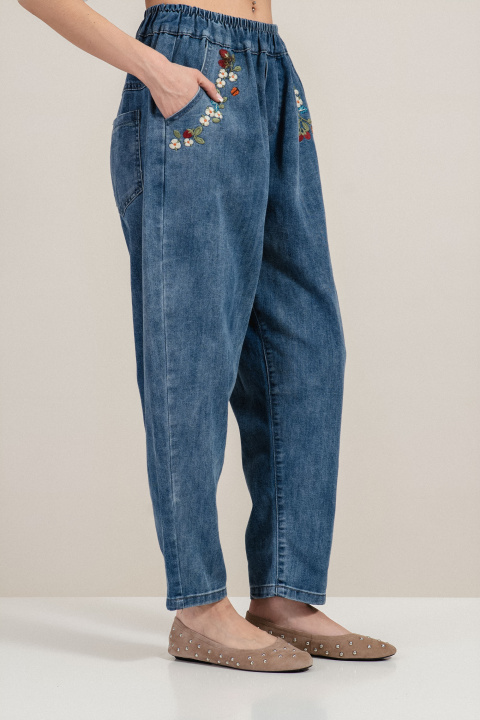 Дамски сини дънки с еластична талия и бродирани цветя