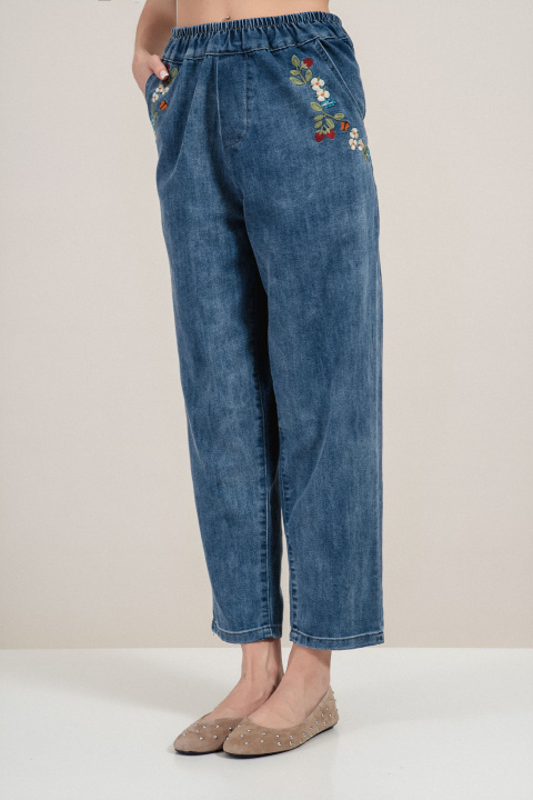 Дамски сини дънки с еластична талия и бродирани цветя