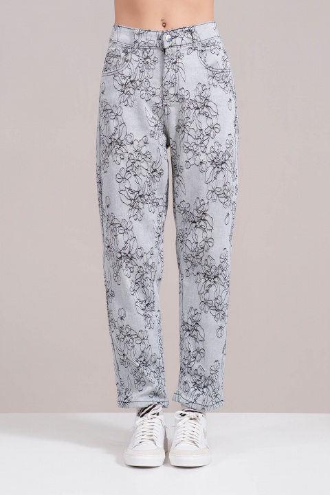 Дамски сиви дънки с бойфренд кройка и черен флорален принт