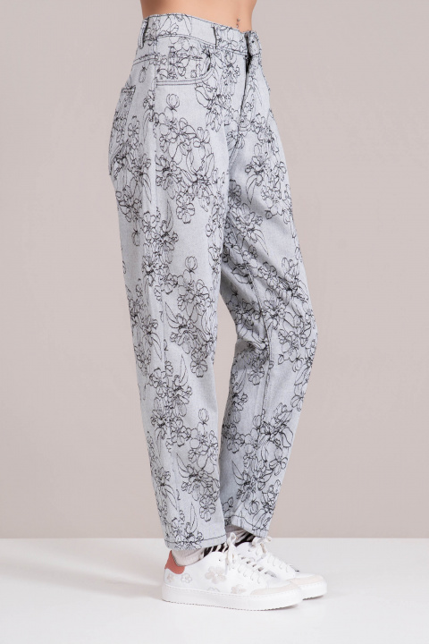 Дамски сиви дънки с бойфренд кройка и черен флорален принт