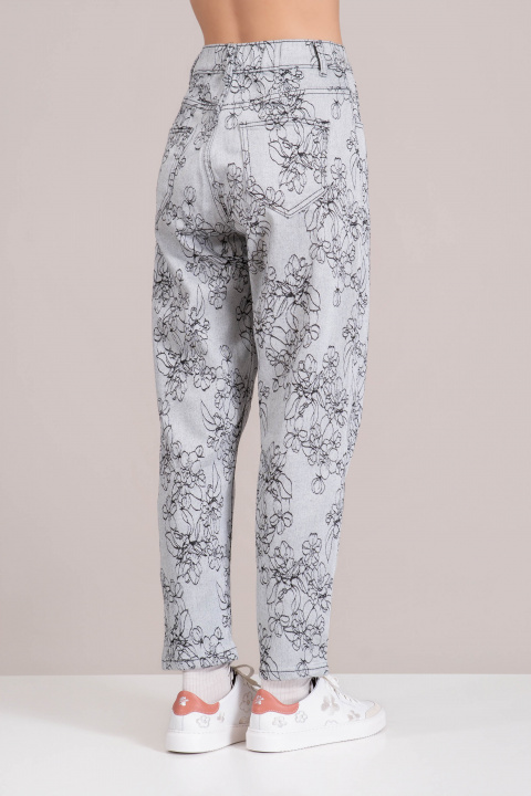 Дамски сиви дънки с бойфренд кройка и черен флорален принт