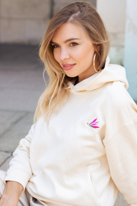 Дамски суитшърт ''Dragonfly'' от органичен памук в цвят екрю с качулка и бродирани водни кончета