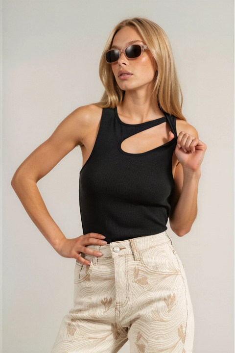 Дамски топ ''Dragonfly'' от органичен памук в черно с изрязано деколте