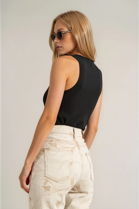 Дамски топ ''Dragonfly'' от органичен памук в черно с изрязано деколте