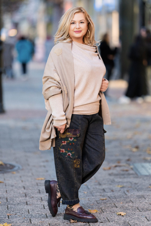 Дамски топъл шал в бежово с принт златни сърца