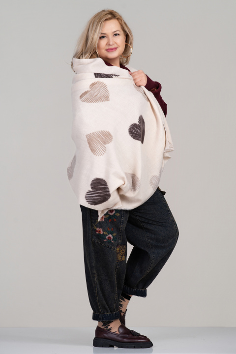 Дамски топъл шал в светлобежово с принт сърца