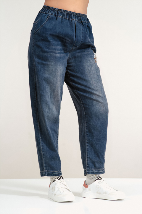 Дамски ултра еластични дънки от памук със свободна кройка и малка бродерия