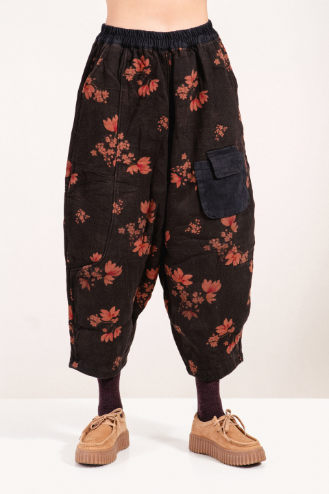 Дамски ватиран панталон в черно с широка кройка, флорален принт и джобове