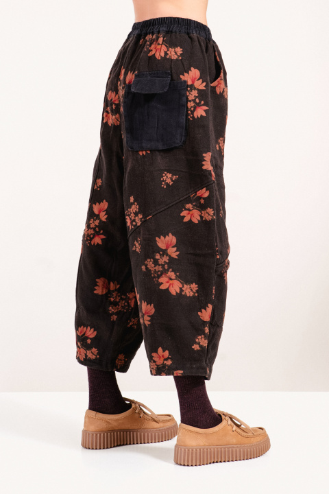 Дамски ватиран панталон в черно с широка кройка, флорален принт и джобове