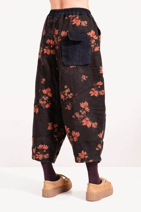 Дамски ватиран панталон в черно с широка кройка, флорален принт и джобове