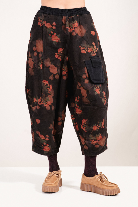 Дамски ватиран панталон в черно с широка кройка, флорален принт в топли тонове и джобове