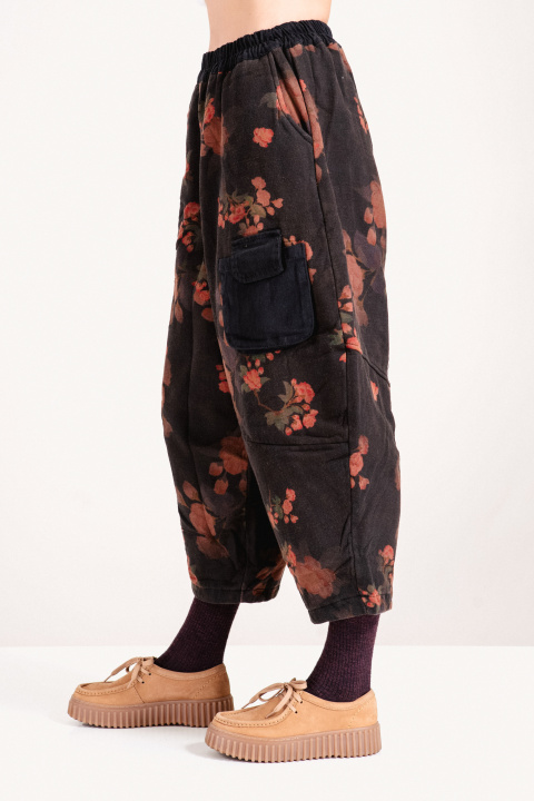 Дамски ватиран панталон в черно с широка кройка, флорален принт в топли тонове и джобове