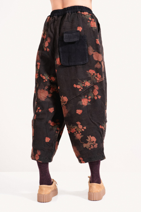 Дамски ватиран панталон в черно с широка кройка, флорален принт в топли тонове и джобове