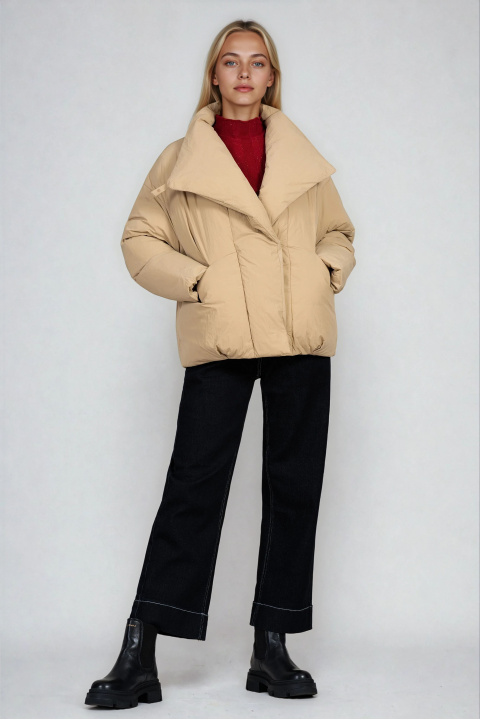 Дамско бежово яке от шушляк с асиметрично закопчаване и кожени елементи