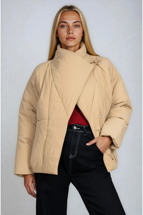 Дамско бежово яке от шушляк с асиметрично закопчаване и кожени елементи