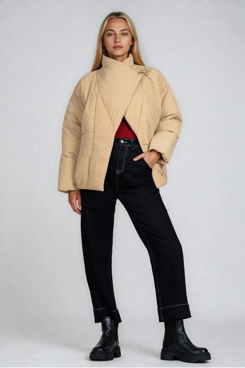 Дамско бежово яке от шушляк с асиметрично закопчаване и кожени елементи