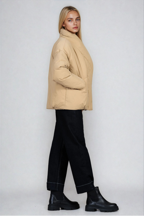 Дамско бежово яке от шушляк с асиметрично закопчаване и кожени елементи