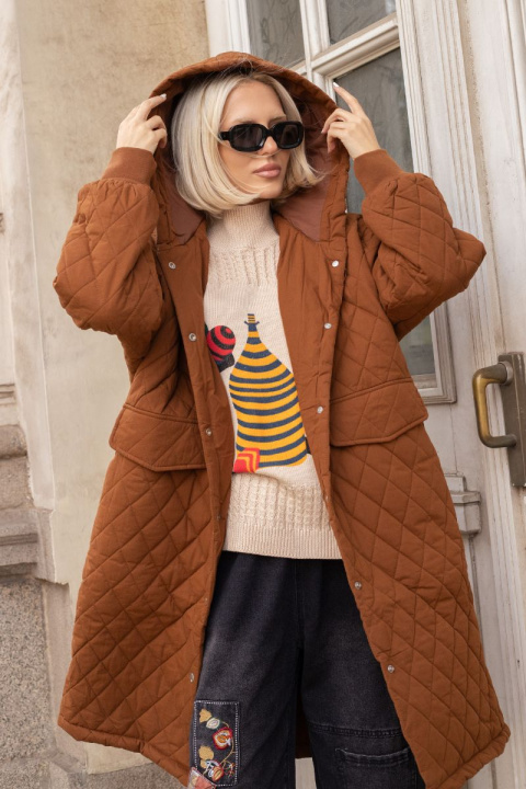 Дамско дълго капитонирано яке от памук в кафяво с качулка и джоб с капак