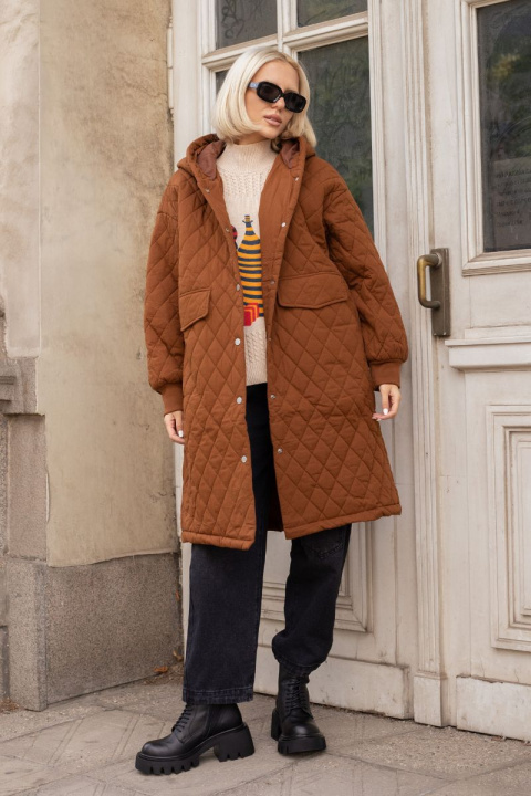 Дамско дълго капитонирано яке от памук в кафяво с качулка и джоб с капак