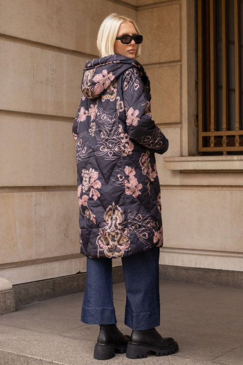 Дамско дълго яке с качулка в черно с принт розови цветя