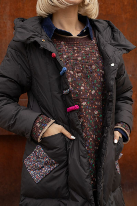 Дамско дълго яке в черно с качулка и цветни акценти