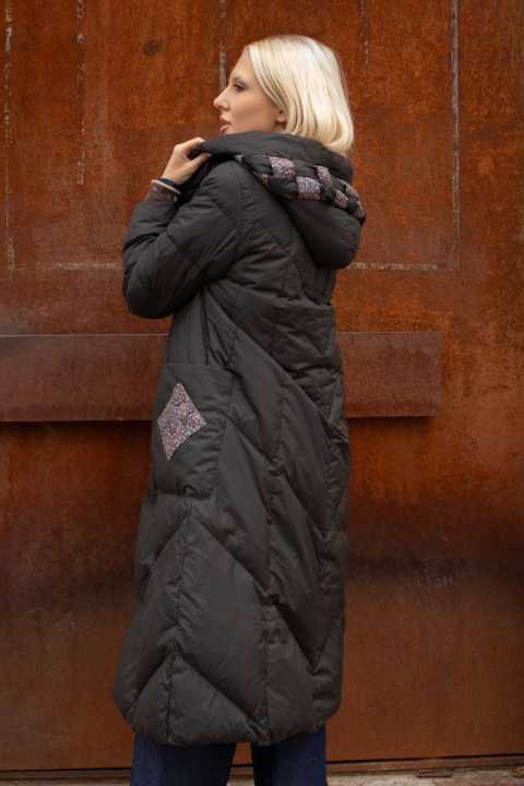 Дамско дълго яке в черно с качулка и цветни акценти