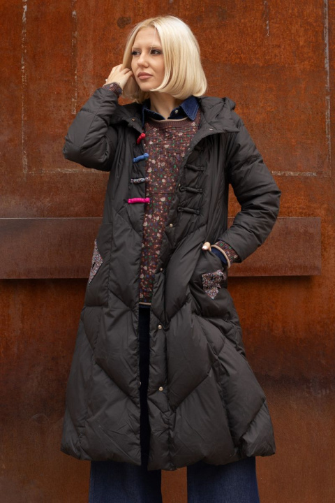 Дамско дълго яке в черно с качулка и цветни акценти